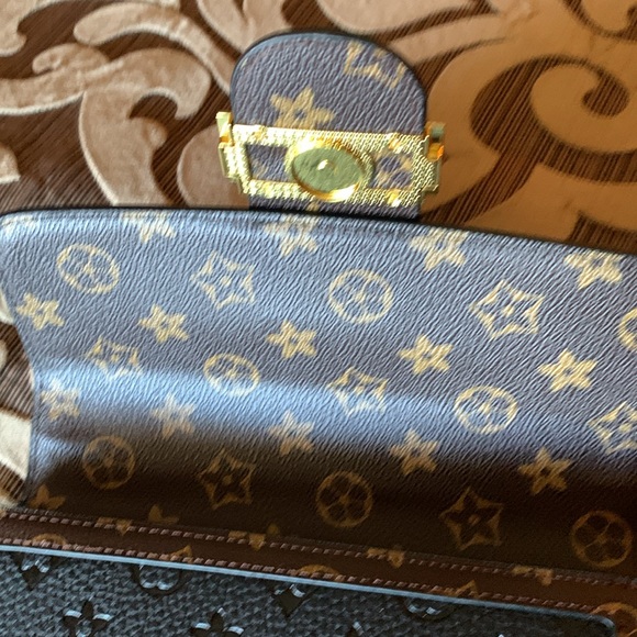 Hard shell style crossbody bag. - Picture 3 of 6